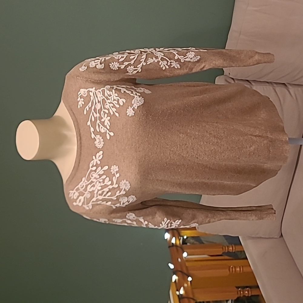Rain and Rose Floral embroidered Sweater, size Small
